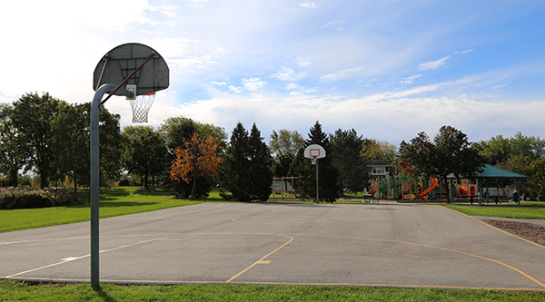 A basketball court at Hummingbird Park